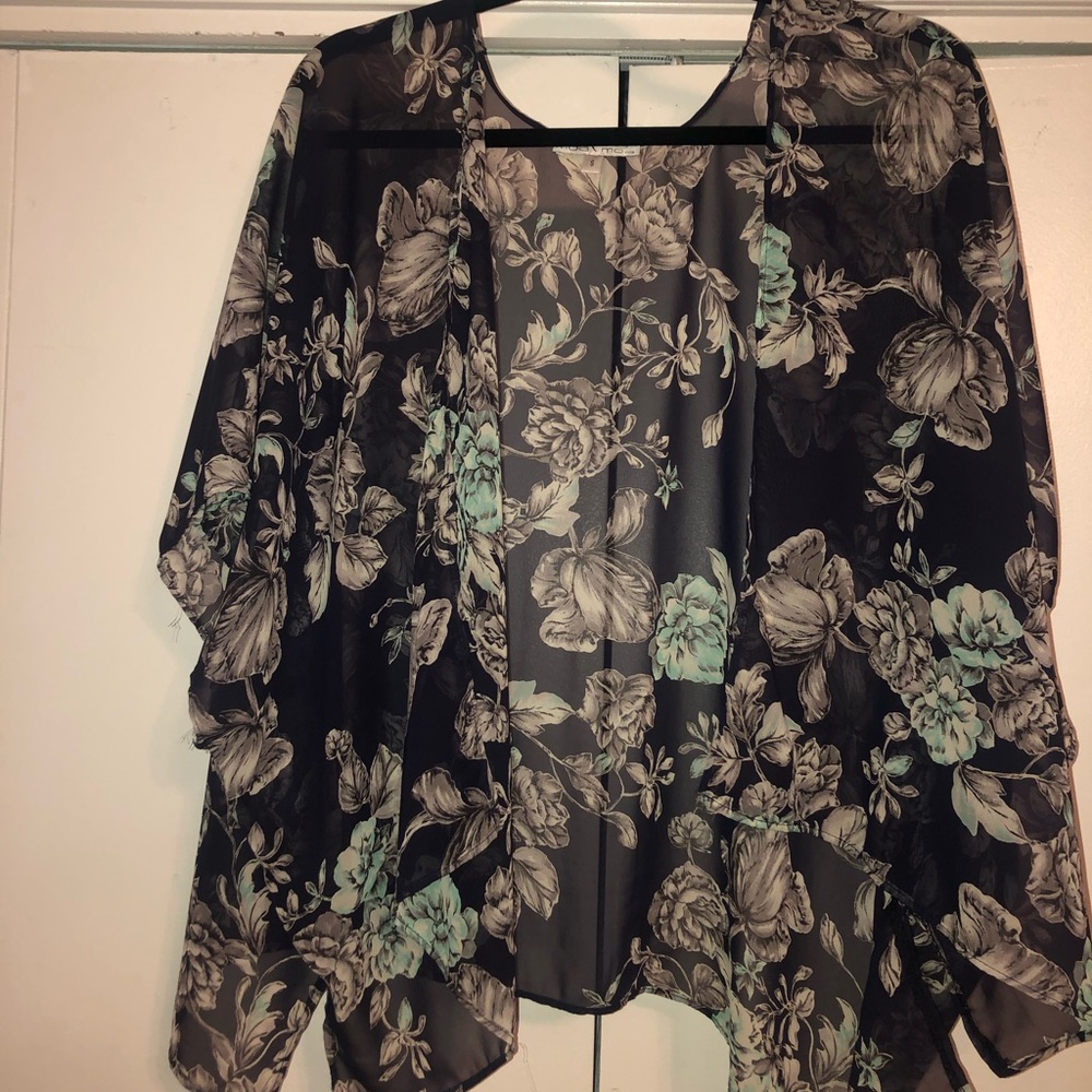 Von Maur short kimono
